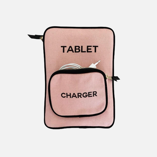 Rosa Tablettasche mit schwarzen Aufschriften Tablet und Charger 
