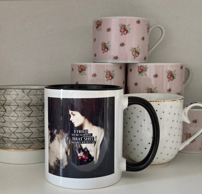 Tassen gestapelt mit Vordergrund Tasse mit Spruch 