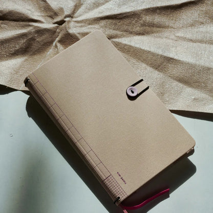 Notizbuch mit knopf verschlossen