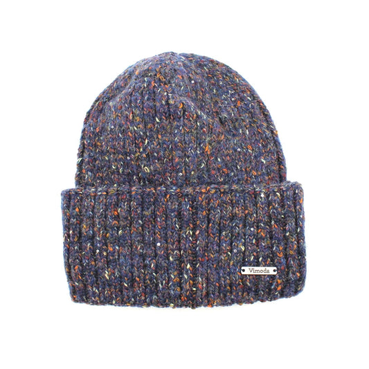 Dies ist eine gestrickte Wintermütze in einem wunderschönen melierten Blau. Die Mütze hat einen klassischen Rippenbund, der hochgeklappt werden kann, und ist im glatt rechts gestrickten Zustand. Das Garn hat einen melierten Effekt, der verschiedene Blau- und andere Komplementärfarben kombiniert und ihr ein sattes, strukturiertes Aussehen verleiht.