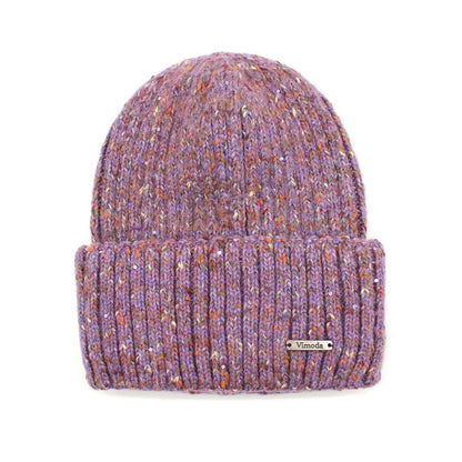 Dies ist eine gestrickte Wintermütze in einem wunderschönen melierten Lila. Die Mütze hat einen klassischen Rippenbund, der hochgeklappt werden kann, und ist im glatt rechts gestrickten Zustand. Das Garn hat einen melierten Effekt, der verschiedene Lila-, Lavendel- und andere Komplementärfarben kombiniert und ihr ein sattes, strukturiertes Aussehen verleiht.