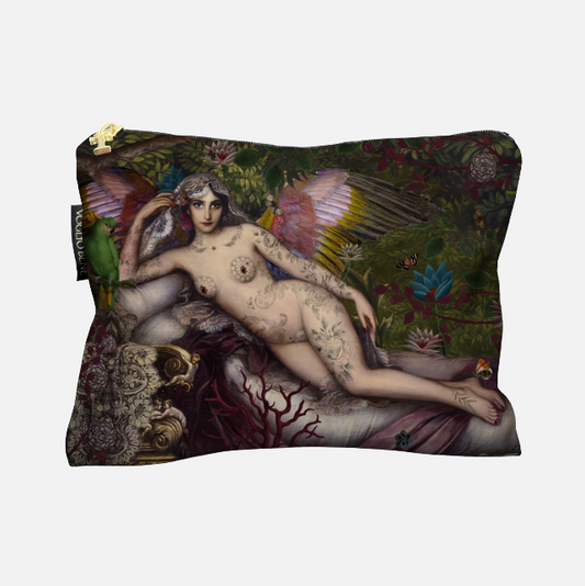 Kosmetiktasche mit Kunstmotiv einer liegenden nackten tätowierten Frau mit Flügeln, umgeben von Pflanzen, Vögeln und Schmetterlingen