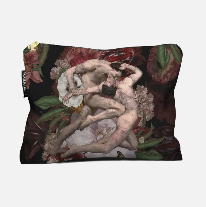 Schwarze Kosmetiktasche mit Motiv zweier kämpfender nackter Männer, umgeben von Blumen und Blättern