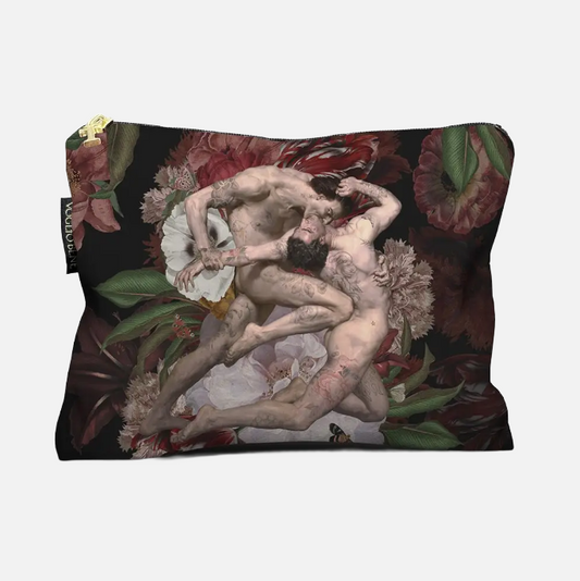 Schwarze Kosmetiktasche mit Motiv zweier kämpfender nackter Männer, umgeben von Blumen und Blättern