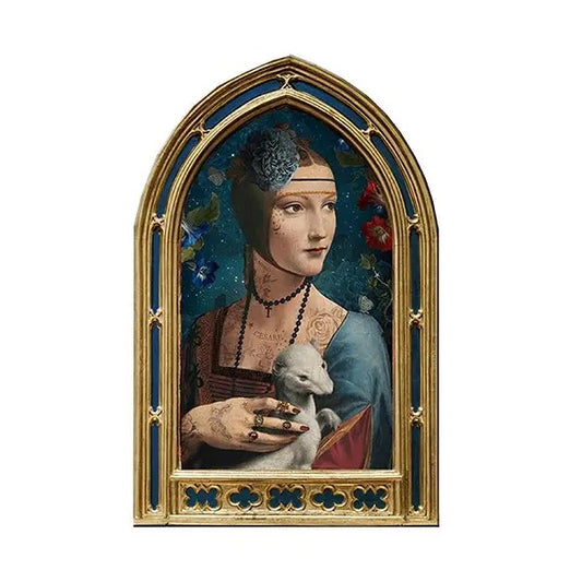 Porträt einer Frau in Renaissance-Kleidung mit Perlenkette, die ein weißes Hermelin hält, umrahmt von einem gotischen Bogenfenster mit floralen Motiven
