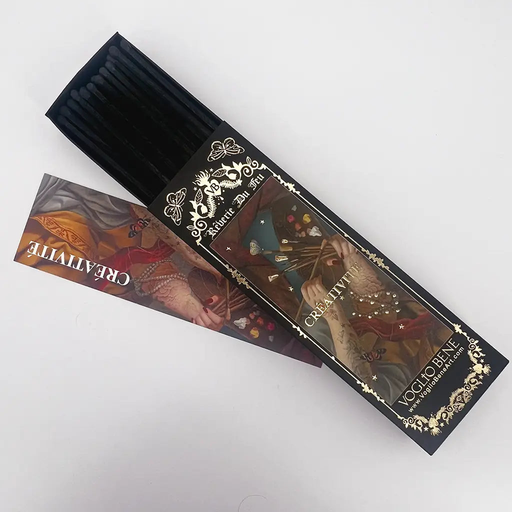 Dekorative Streichholzschachtel mit klassischer Renaissance-Kunstreprodukation, zeigt zwei elegant gekleidete Figuren in romantischer Szene mit Blütenblättern. Schwarze Verpackung mit goldenen Ornamenten und floralen Motiven. Schachtel teilweise geöffnet, Kunstdruck auf Hülle und Innenteil sichtbar. Marke ‘VOGLIO BENE’ auf eleganter schwarzer Verpackung.