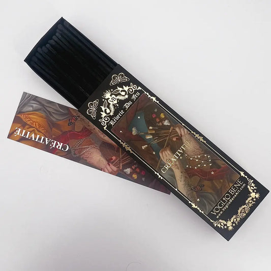Dekorative Streichholzschachtel mit klassischer Renaissance-Kunstreprodukation, zeigt zwei elegant gekleidete Figuren in romantischer Szene mit Blütenblättern. Schwarze Verpackung mit goldenen Ornamenten und floralen Motiven. Schachtel teilweise geöffnet, Kunstdruck auf Hülle und Innenteil sichtbar. Marke ‘VOGLIO BENE’ auf eleganter schwarzer Verpackung.