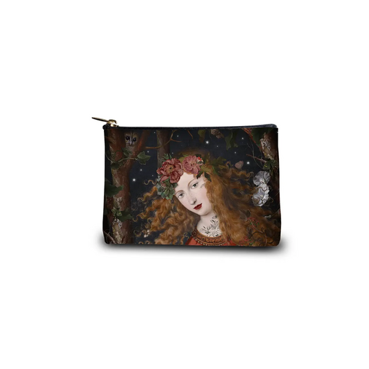 Kosmetiktasche mit Motiv einer Frau mit langem, lockigem roten Haar, Blumenkranz und Sternenhimmel im Hintergrund