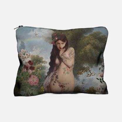 Kosmetiktasche mit Motiv einer nackten Frau mit langen Haaren, Blumen im Haar und Tattoos, umgeben von Blumen und Bäumen