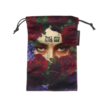 Samtbeutel mir Frauengesicht und Blumen, auf ihrer Stirn steht „Don‘t Play with me“ 