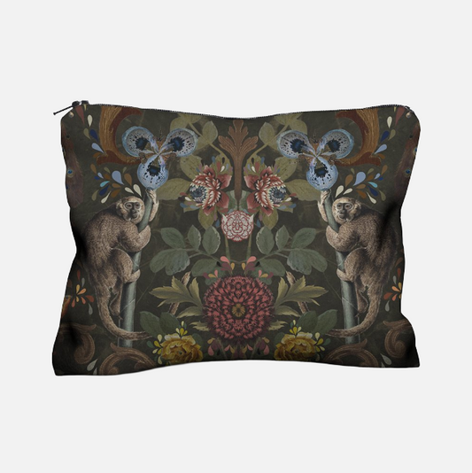 Kosmetiktasche mit floralem Muster und zwei Kattas, die an Bäumen klettern, auf dunklem Hintergrund