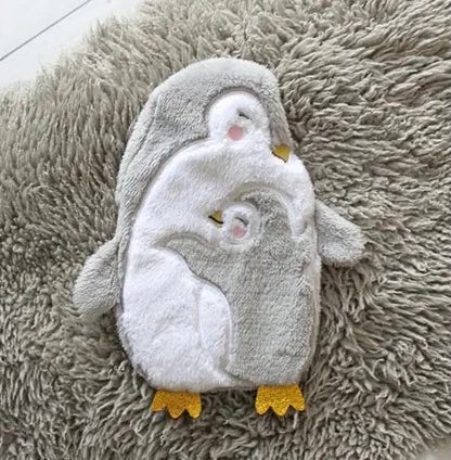 Wärmflasche liegend auf Teppich