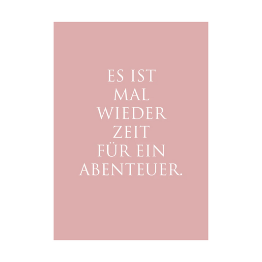 Die Karte präsentiert weißen Text in elegantem, minimalistischem Design mit folgender Botschaft:
„ES IST MAL WIEDER ZEIT FÜR EIN ABENTEUER.“
Die Typografie ist klar und modern, der Text ist zentriert. Der rosafarbene Hintergrund schafft eine fröhliche Atmosphäre.