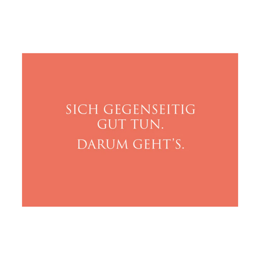 Die rotorangefarbene Postkarte verfügt über weißen Text in einer klaren, modernen Schriftart mit der folgenden  Botschaft: “SICH GEGENSEITIG GUT TUN. DARUM GEHT'S."