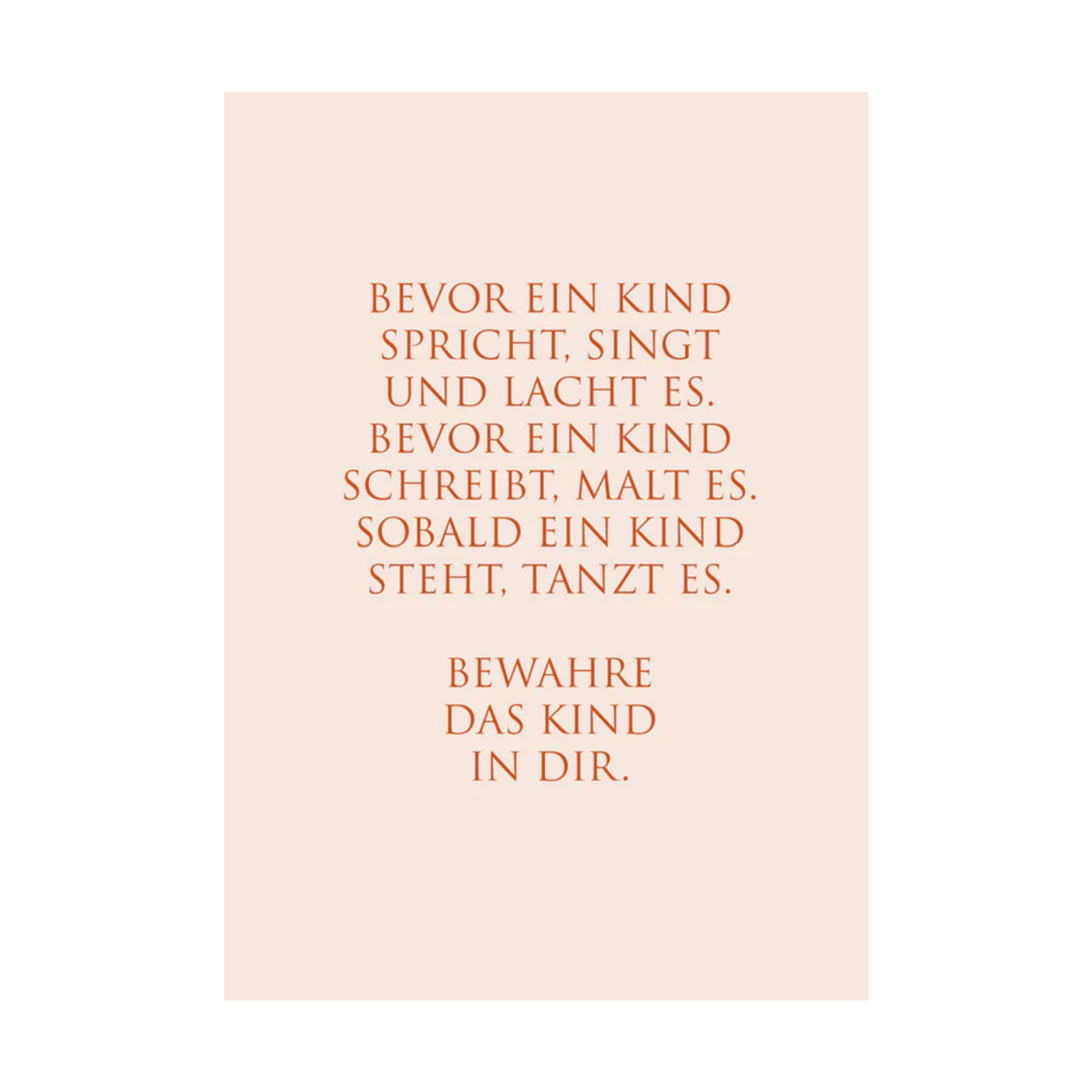 Zartrosafarbene Postkarte mit orangefarbener Schrift mit dem Text: "Bevor ein Kind spricht, singt und lacht es. Bevor ein Kind schreibt, malt es. Sobald ein Kind steht, tanzt es. Bewahre das Kind in Dir."