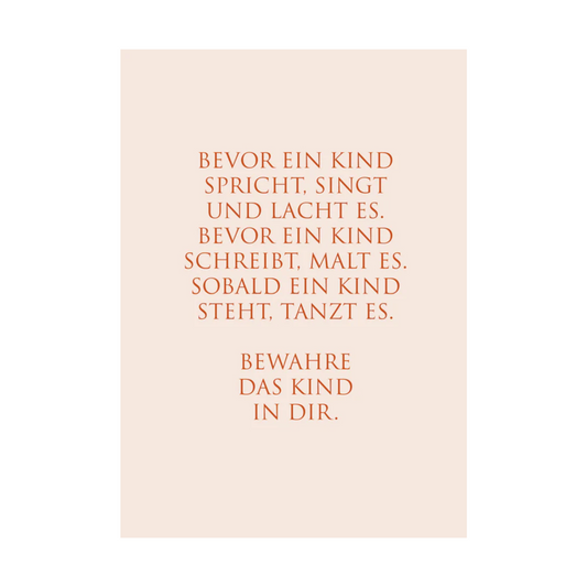 Zartrosafarbene Postkarte mit orangefarbener Schrift mit dem Text: "Bevor ein Kind spricht, singt und lacht es. Bevor ein Kind schreibt, malt es. Sobald ein Kind steht, tanzt es. Bewahre das Kind in Dir."