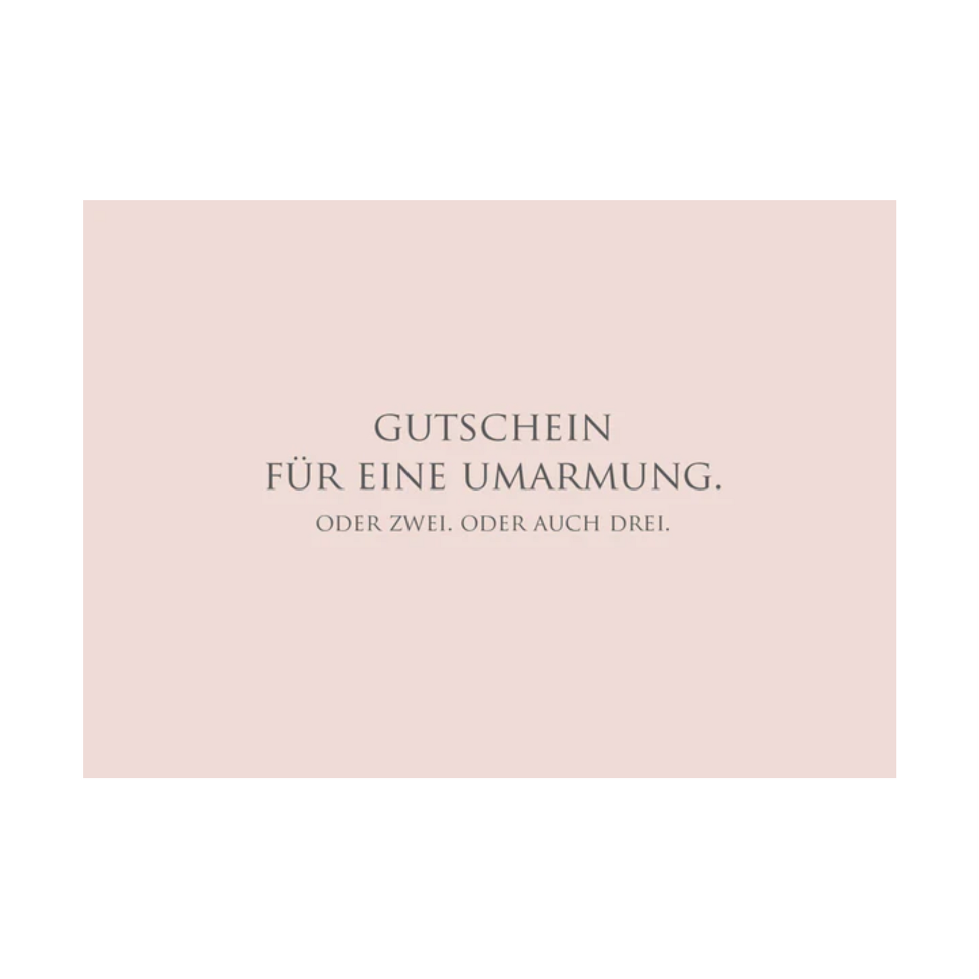 Dieses Bild zeigt eine  Postkarte mit deutschem Text auf rosafarbenem Hintergrund. Die Karte enthält grauen Text in einer klaren, modernen Schriftart mit der folgender Botschaft: „GUTSCHEIN FÜR EINE UMARMUNG. ODER ZWEI. ODER AUCH DREI.“