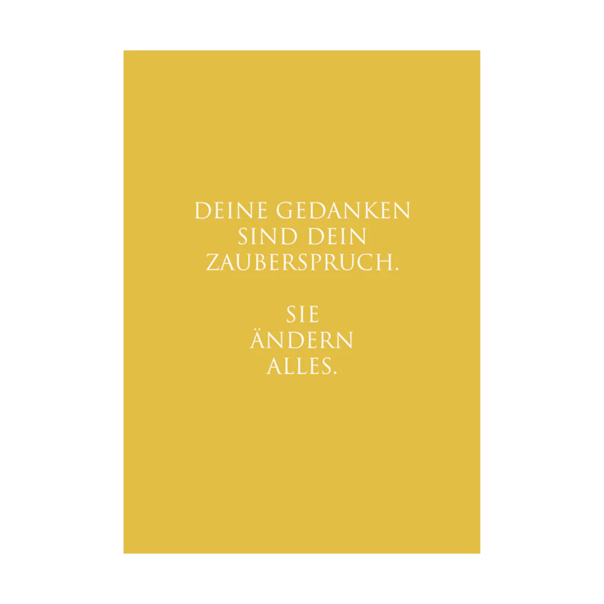 Die Karte präsentiert weißen Text in elegantem, minimalistischem Design mit folgender Botschaft:
„DEINE GEDANKEN SIND DEIN ZAUBERSPRUCH. SIE ÄNDERN ALLES.“
Die Typografie ist klar und modern, der Text ist zentriert. Der senffarbene Hintergrund schafft eine beruhigende Atmosphäre.