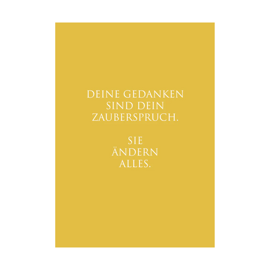 Die Karte präsentiert weißen Text in elegantem, minimalistischem Design mit folgender Botschaft:
„DEINE GEDANKEN SIND DEIN ZAUBERSPRUCH. SIE ÄNDERN ALLES.“
Die Typografie ist klar und modern, der Text ist zentriert. Der senffarbene Hintergrund schafft eine beruhigende Atmosphäre.