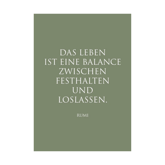 Die Karte präsentiert weißen Text in elegantem, minimalistischem Design mit folgender Botschaft:
„DAS LEBEN IST EINE BALANCE ZWISCHEN FESTHALTEN UND LOSLASSEN…RUMI“
Die Typografie ist klar und modern, der Text ist zentriert. Der rosafarbene Hintergrund schafft eine beruhigende Atmosphäre.