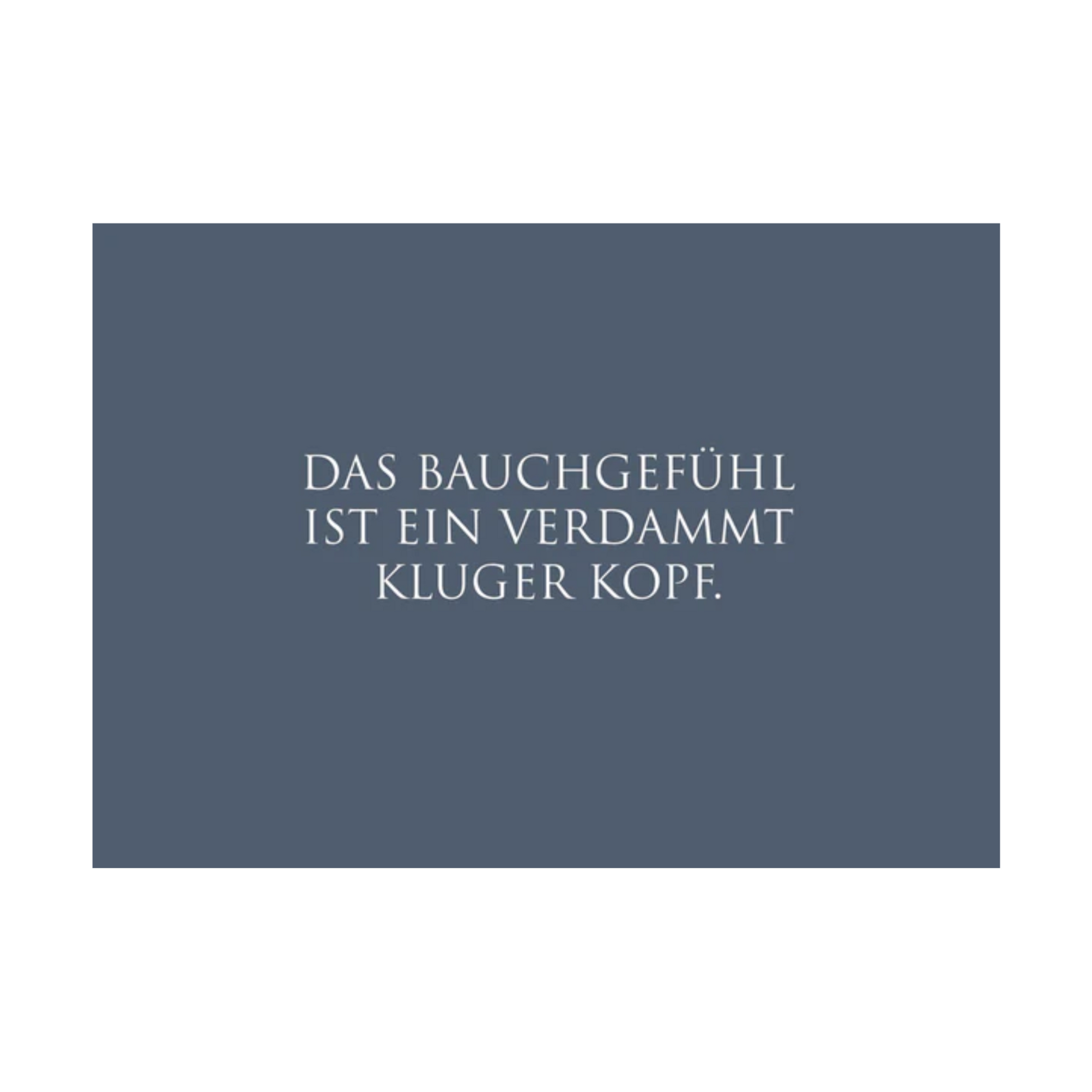 Dieses Bild zeigt eine Postkarte mit deutschem Text auf blauem Hintergrund. Der weiße Text in klarer, moderner Schrift trägt die folgende Botschaft:
„DAS BAUCHGEFÜHL IST EIN VERDAMMT KLUGER KOPF.“