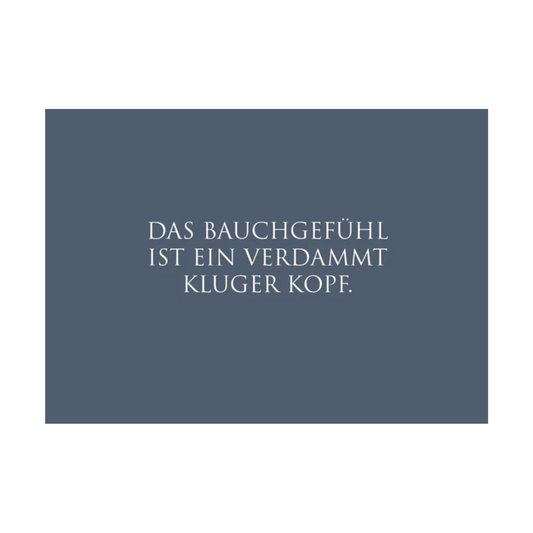 Dieses Bild zeigt eine Postkarte mit deutschem Text auf blauem Hintergrund. Der weiße Text in klarer, moderner Schrift trägt die folgende Botschaft:
„DAS BAUCHGEFÜHL IST EIN VERDAMMT KLUGER KOPF.“