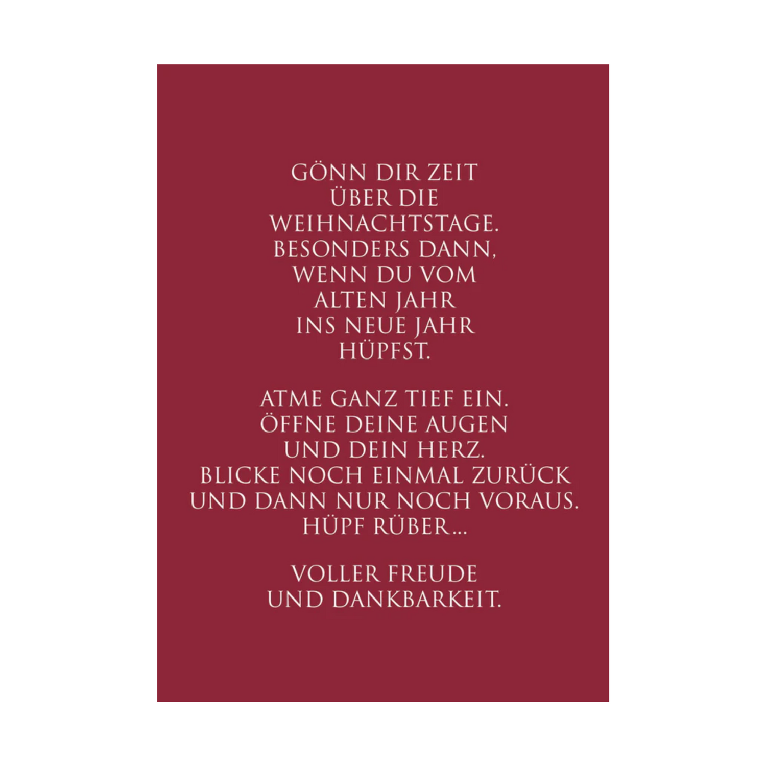 Weinrote Postkarte mit weißer Schrift und dem Text: “Gönn Dir Zeit über die Weihnachtstage. Besonders dann, wenn Du vom alten Jahr ins neue Jahr hüpfst. Atme ganz tief ein. Öffne Deine Augen und Dein Herz. Blicke noch einmal zurück und dann nur noch voraus. Hüpf rüber… Voller Freude und Dankbarkeit.“