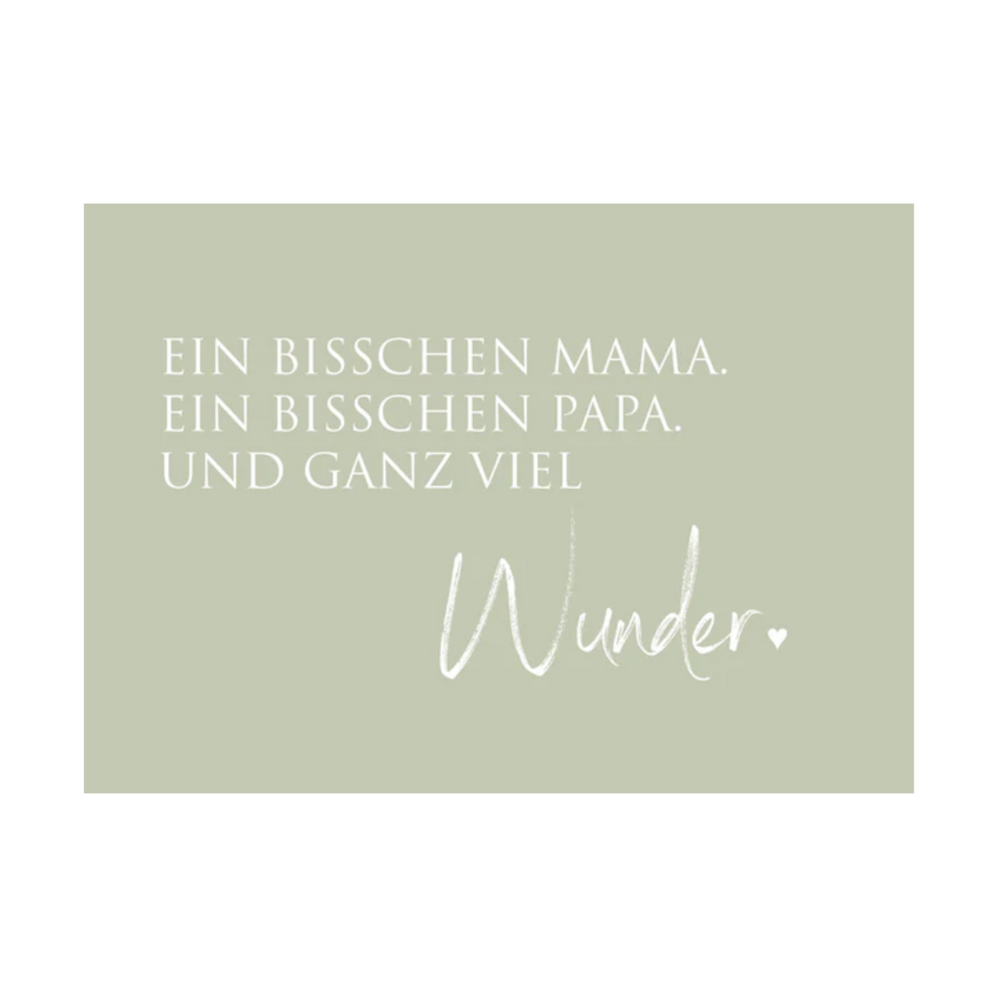 Dieses Bild zeigt eine  Postkarte mit deutschem Text auf zartgrünem Hintergrund. Die Karte enthält weißen Text in einer klaren, modernen Schriftart mit der folgender Botschaft: „EIN BISSCHEN MAMA. EIN BISSCHEN PAPA.UND GANZ VIEL WUNDER.“