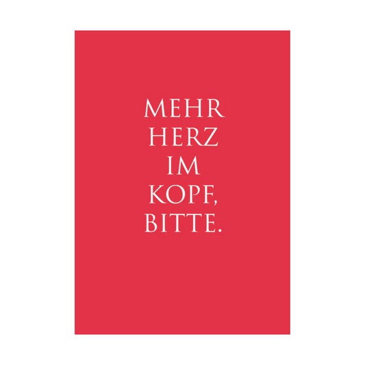 Dieses Bild zeigt eine  Postkarte mit deutschem Text auf korallenrotem Hintergrund. Die Karte enthält weißen Text in einer klaren, modernen Schriftart mit der folgender Botschaft: MEHR HERZ IM KOPF, BITTE.“