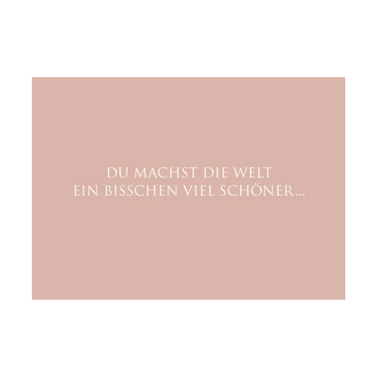 Dieses Bild zeigt eine Postkarte mit deutschem Text auf einem rosafarbenem Hintergrund. Die Karte enthält weißen Text in einer klaren, modernen Schriftart mit der folgenden Botschaft in kurzen Sätzen: “DU MACHST DIE WELT EIN BISSCHEN SCHÖNER….”