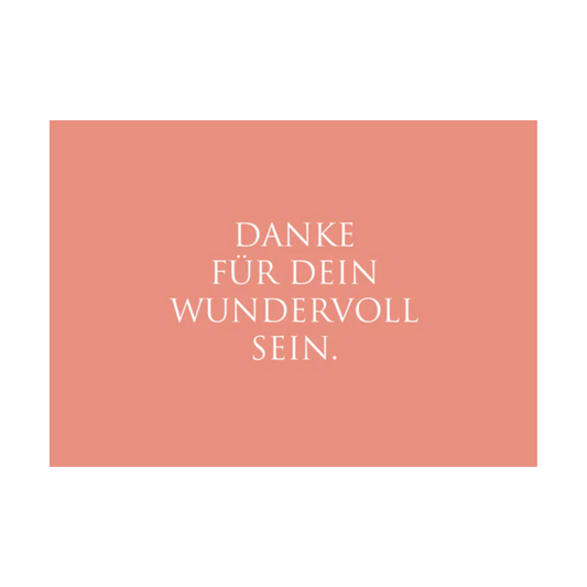 Korallfarbene Postkarte mit schlichter, weißer Schrift und dem Text: "Danke für Dein WUNDERvoll sein."