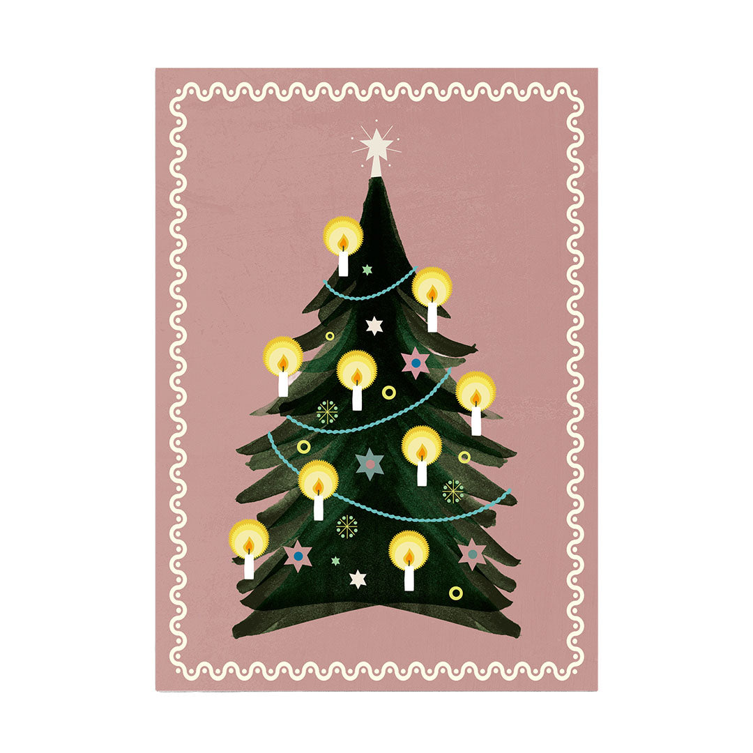 Eine illustrative Weihnachtskarte auf einem altrosa Hintergrund mit einem dunklen, dreieckigen Weihnachtsbaum in der Mitte. Der Baum ist mit vielen kleinen, hellgelben Kerzen und Sternen verziert, die wie Sterne leuchten. Eine türkisfarbene Lichterkette zieht sich um den Baum.