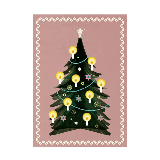 Eine illustrative Weihnachtskarte auf einem altrosa Hintergrund mit einem dunklen, dreieckigen Weihnachtsbaum in der Mitte. Der Baum ist mit vielen kleinen, hellgelben Kerzen und Sternen verziert, die wie Sterne leuchten. Eine türkisfarbene Lichterkette zieht sich um den Baum.