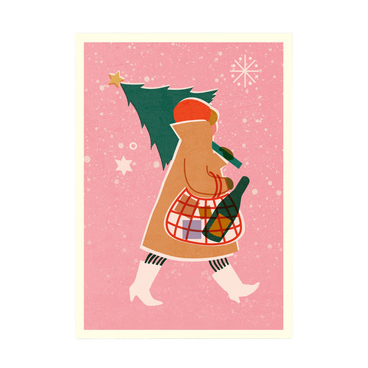 Eine illustrative Weihnachtskarte auf einem rosa Hintergrund mit kleinen Schneeflocken und Sternen. Eine Person in einem braunen Mantel und weißen Stiefeln läuft nach rechts und trägt einen kleinen Tannenbaum auf der Schulter und eine Flasche in einem Einkaufsnetz in der Hand. Die Karte hat einen cremefarbenen Rand.