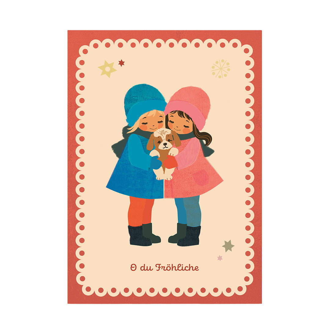 Eine illustrative Weihnachtskarte auf einem altrosa Hintergrund mit einem dekorativen weißen, gewellten Rand. Oben links und unten rechts funkeln Sterne. Zwei Kinder, eins in einem blauen und eins in einem rosafarbenen Outfit, stehen in der Mitte und halten gemeinsam einen kleinen, hellbraunen Hund. Unten steht in geschwungener Schrift „O du Fröhliche“.