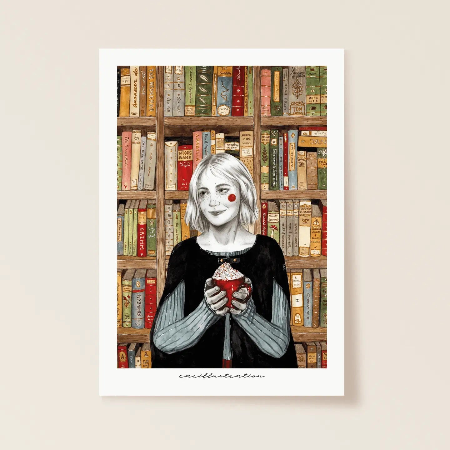 Person mit schulterlangem Haar und schwarzem Oberteil hält eine rote Tasse vor einem Bücherregal voller Bücher.