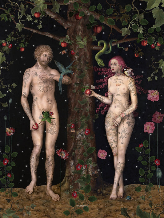 Kunstposter von Voglio bene im A4-Format, das eine moderne, tätowierte Version von Adam und Eva im Garten Eden zeigt. Die beiden nackten Figuren sind von Kopf bis Fuß mit detailreichen Tattoos bedeckt (Schriftzüge wie „Temptation“). In der Mitte steht ein dunkler Apfelbaum mit roten Äpfeln und einer grünen Schlange. Der Hintergrund ist dunkel und mit Sternen, Vögeln und rosa Blumen verziert. Gedruckt auf strukturiertem Turner-Papier mit weißen Rändern.