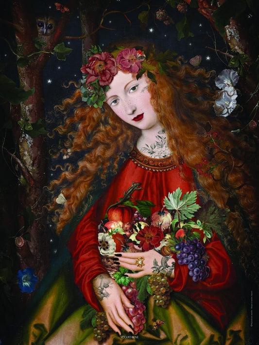 A4 Kunstdruck Poster von Voglio bene im Barock-Stil. Gezeigt wird eine rothaarige Frau in rotem Kleid mit Tattoos, die einen Korb voller Früchte und Weintrauben hält. Hintergrund mit nächtlichem Wald, Sternen und Eule.