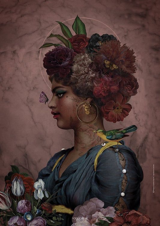Kunstposter im Format A4 von Voglio bene mit dem Profil einer tätowierten Frau, opulentem Kopfschmuck aus dunklen Rosen und Pfingstrosen, einem Vogel auf der Schulter und einem Schmetterling auf der Nase vor rosafarbenem Marmorhintergrund.