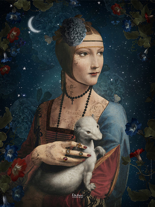 Modernes Kunst-Poster von Voglio Bene im A4-Format mit dem Titel Cecilia. Zu sehen ist eine tätowierte Neuinterpretation von Leonardo da Vincis Gemälde Dame mit dem Hermelin vor einem tiefblauen Sternenhimmel mit Mondsichel, umgeben von floralen Ranken und Blüten.