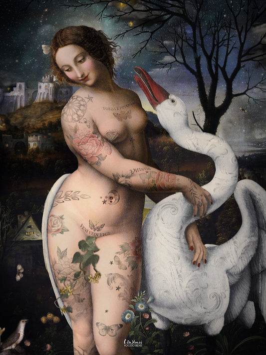 Kunst-Poster von Voglio bene im A4 Format zeigt eine moderne Interpretation von Da Vincis Leda und der Schwan. Die nackte Frau ist mit detailreichen Tattoos, Blüten und italienischen Schriftzügen verziert und umarmt einen großen weißen Schwan vor einer nächtlichen Schlosskulisse.