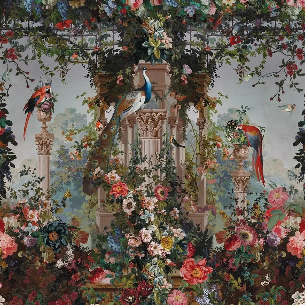 Detailansicht des Voglio bene Posters im barocken Stil. Zu sehen ist ein majestätischer Pfau auf einer antiken Steinsäule, umgeben von farbenfrohen Blumen, Schmetterlingen und einem roten Ara-Papagei vor einem klassischen Gartenhintergrund.
