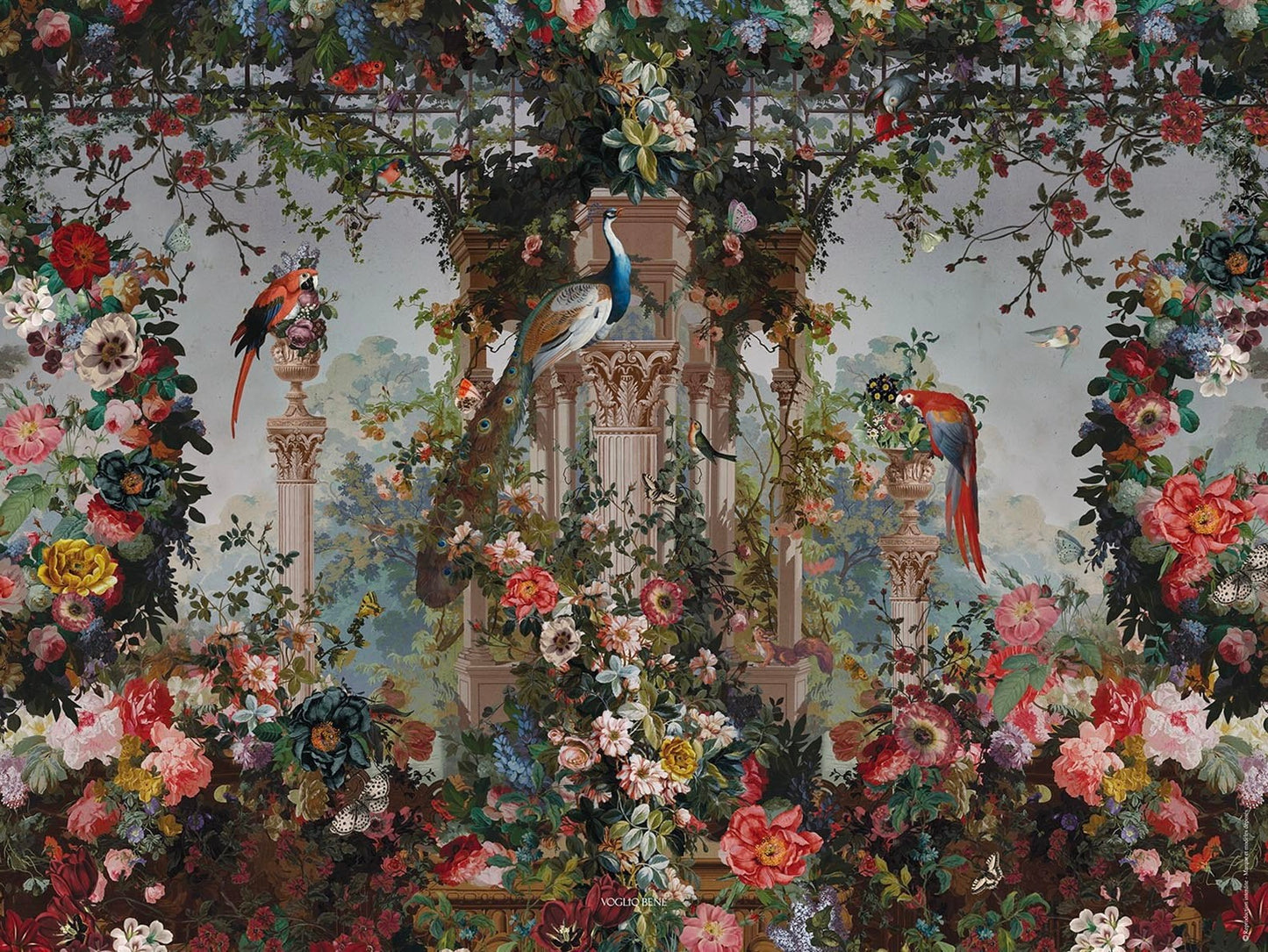 Opulentes A4 Kunstposter von Voglio bene im Querformat. Das barocke Motiv zeigt einen prachtvollen Garten mit antiken Säulen, einem Pfau im Zentrum, roten Papageien (Aras) und einem dichten Rahmen aus bunten Rosen und Pfingstrosen im maximalistischen Stil.