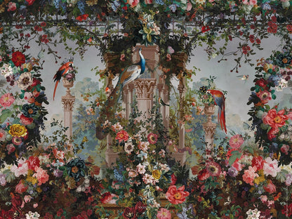 Opulentes A4 Kunstposter von Voglio bene im Querformat. Das barocke Motiv zeigt einen prachtvollen Garten mit antiken Säulen, einem Pfau im Zentrum, roten Papageien (Aras) und einem dichten Rahmen aus bunten Rosen und Pfingstrosen im maximalistischen Stil.