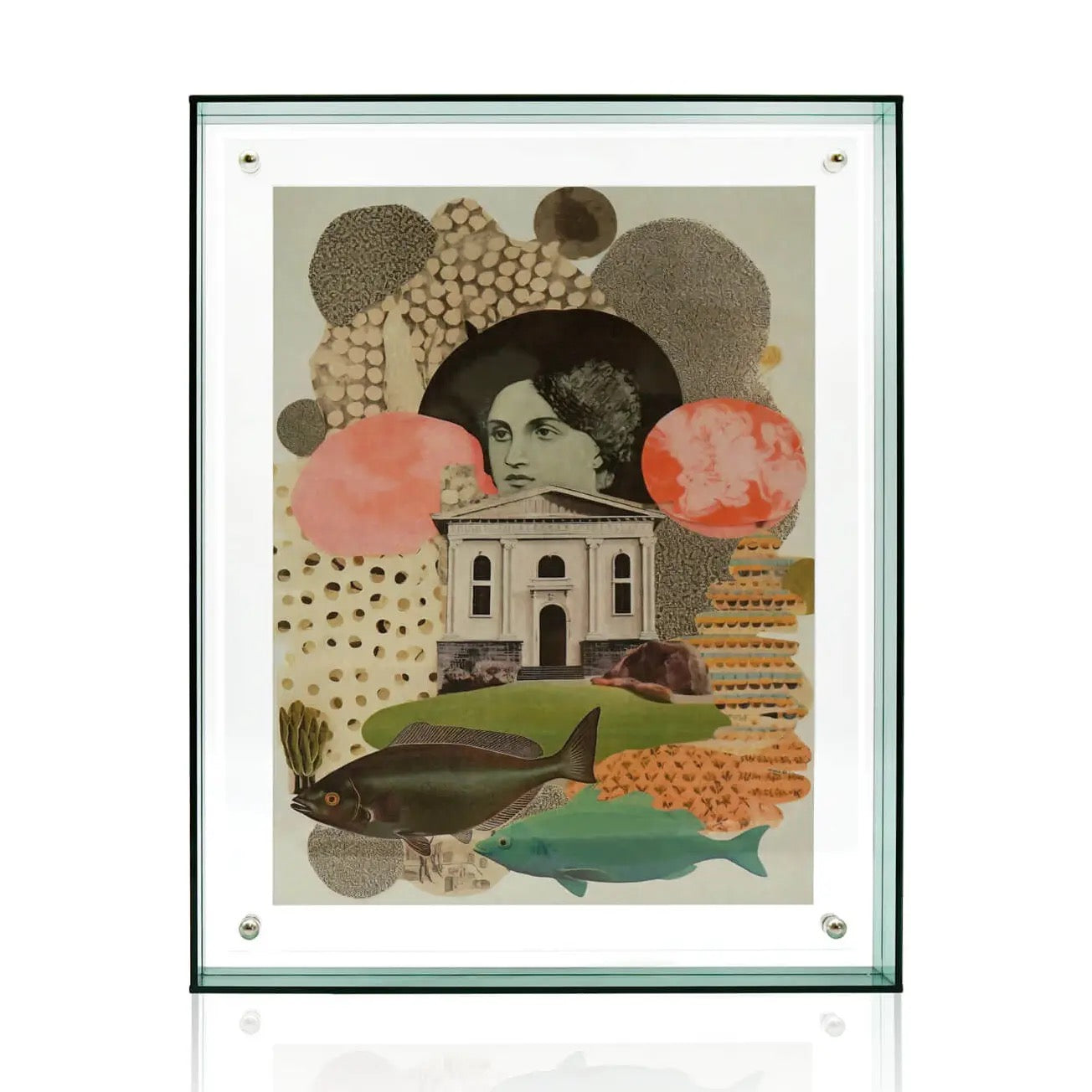 Modernes Kunst-Collage-Bild in einem tiefen, transparenten Glasrahmen mit grünlicher Glaskante. Die surrealistische Collage zeigt das Gesicht einer Frau, ein klassisches Gebäude, verschiedene Musterstrukturen, rosa Kreise und zwei Fische im Vordergrund. Das Bild scheint im Rahmen zu schweben und ist an den Ecken mit vier silbernen Schrauben fixiert.