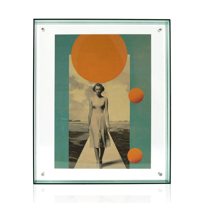 Gerahmtes Kunstwerk in einer Frontalansicht. Ein tiefer Acryl- oder Glasrahmen mit markanten, grünlich transparenten Kanten umschließt eine Vintage-Collage. Das Motiv zeigt eine Frau in einem Sommerkleid, die auf einem Steg am Meer läuft, überlagert von einer großen und zwei kleineren, leuchtend orangefarbenen Kreisen vor einem türkis-beigen Hintergrund.