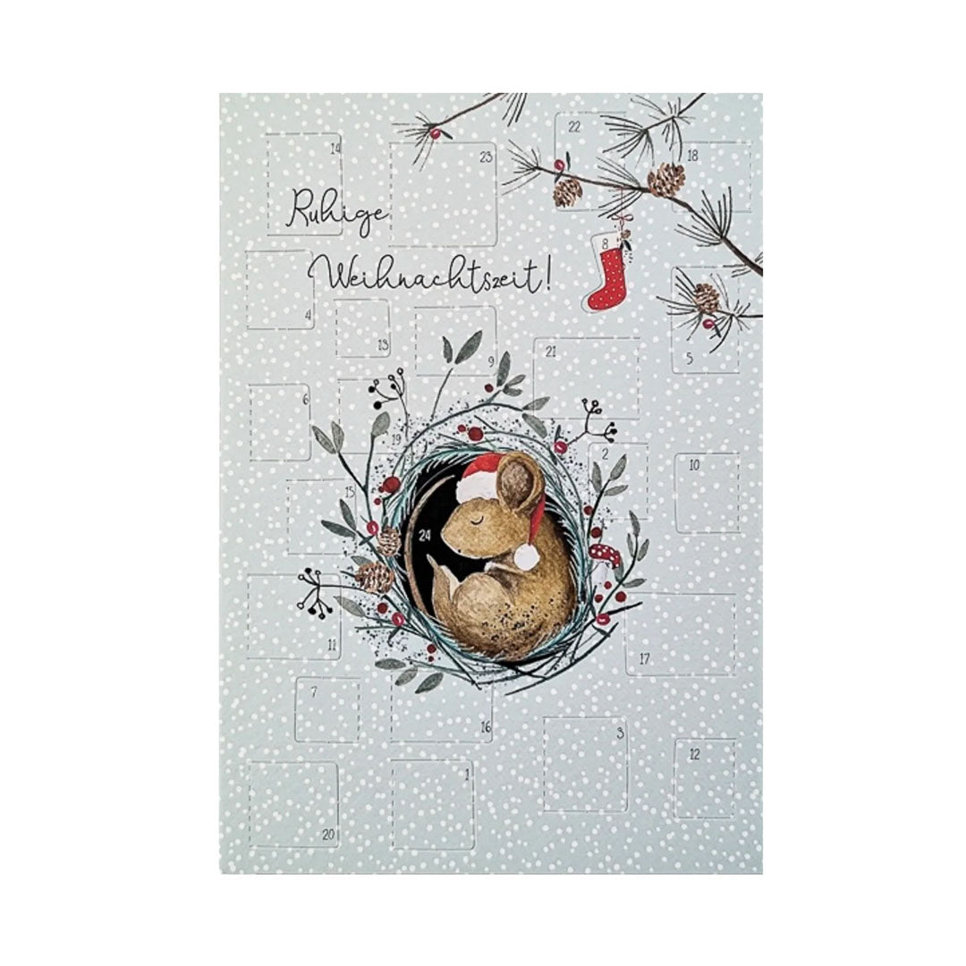 Adventskalender-Adventskalender mit Maus im Nest, Tannenzweigen, Zapfen und rotem Weihnachtsstrumpf, Text 'Ruhige Weihnachtszeit!'