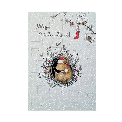 Adventskalender-Adventskalender mit Maus im Nest, Tannenzweigen, Zapfen und rotem Weihnachtsstrumpf, Text 'Ruhige Weihnachtszeit!'