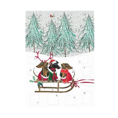 Adventskalender-Drei Dackel mit Rentiergeweihen und roten Schals sitzen auf einem Schlitten vor schneebedeckten Tannenbäumen, umgeben von fallendem Schnee.