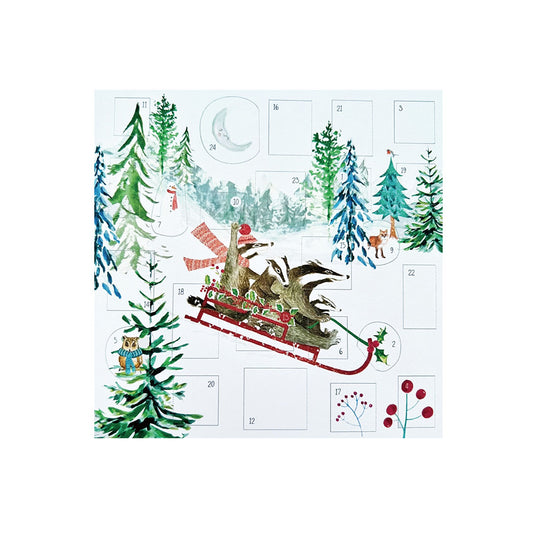 Aquarell-Illustration einer verschneiten Winterlandschaft mit Tannenbäumen, in der mehrere Dachse vergnügt auf einem roten Schlitten den Hang hinabfahren. Einer der Dachse trägt einen roten Schal und eine Pudelmütze. Im Hintergrund sind ein schlafender Mond, ein Schneemann und weitere Waldtiere zu sehen. Das Bild ist als Adventskalender mit nummerierten, gestrichelten Türchen von 1 bis 24 gestaltet.
